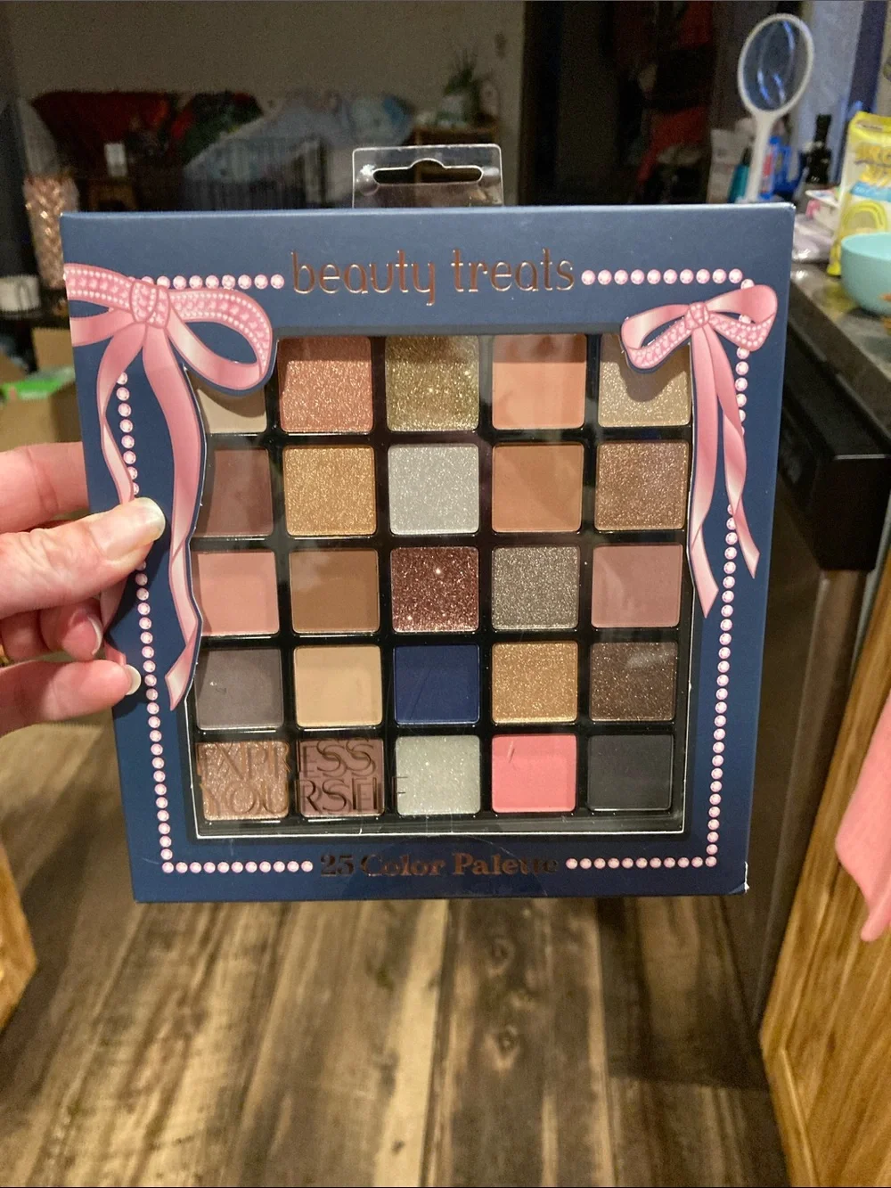 25-Color Eyeshadow Palette – Multi-Color